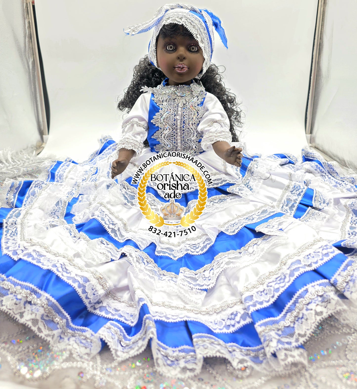 MUÑECA MEDIANA VESTIDA DE AZUL Y BLANCO EN SATIN