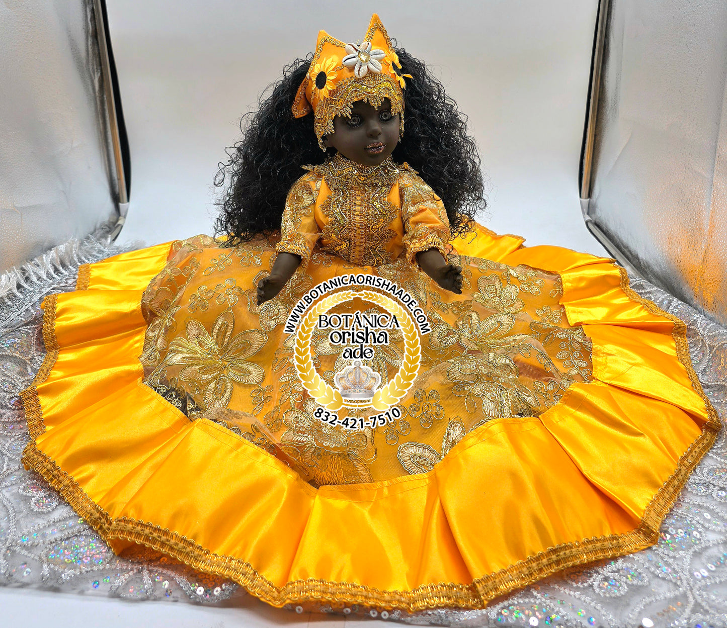 MUÑECA MEDIANA VESTIDA DE SATIN AMARILLO