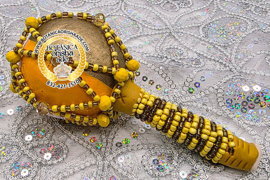 MARACA FORRADA EN CUENTAS DE OSHUN