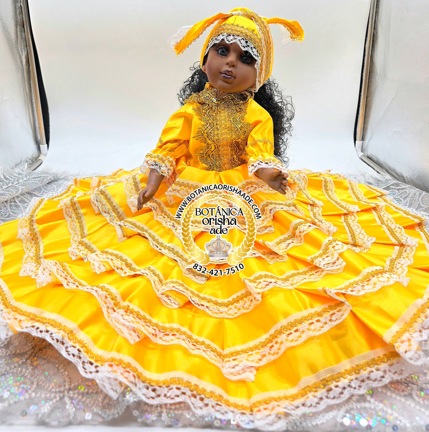 MUÑECA MEDIANA VESTIDA DE AMRILLO EN SATIN