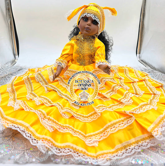 MUÑECA MEDIANA VESTIDA DE AMRILLO EN SATIN