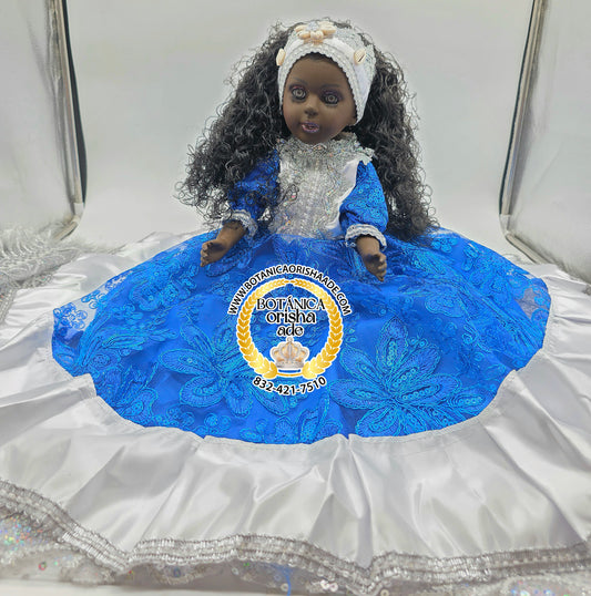 MUÑECA MEDIANA VESTIDA DE AZUL Y BLANCO
