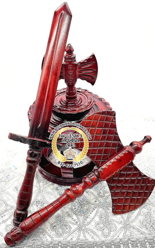 CORONA ACHA Y ESPADA DE MADERA OSCURA