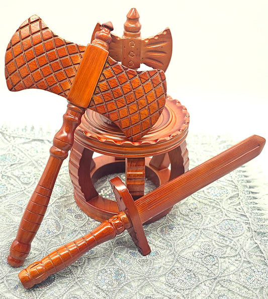 CORONA ACHA Y ESPADA DE MADERA CLARA (SET)