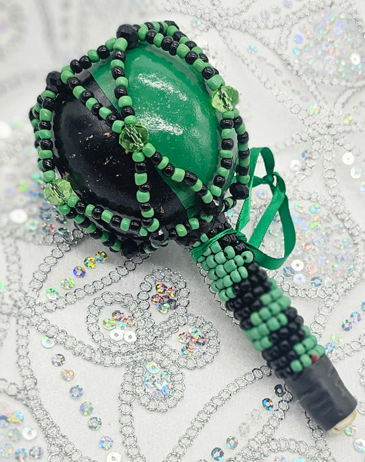 MARACA FORRADA EN CUENTAS DE OGGUN