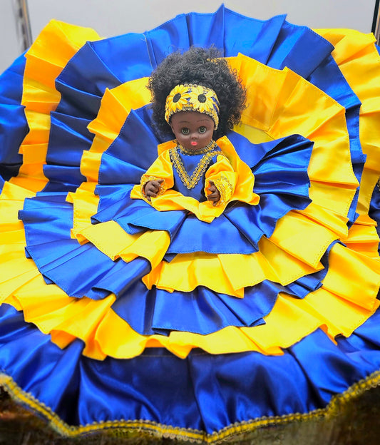 MUÑECA MEDIANA VESTIDA DE AMARILLO Y AZUL EN SATIN