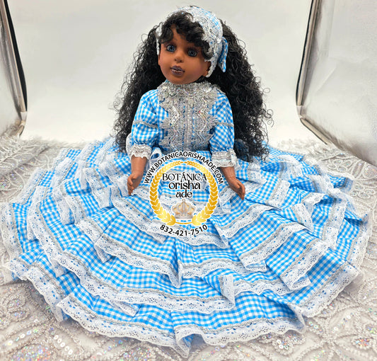 MUÑECA MEDIANA VESTIDA DE AZUL CLARO EN GINGA