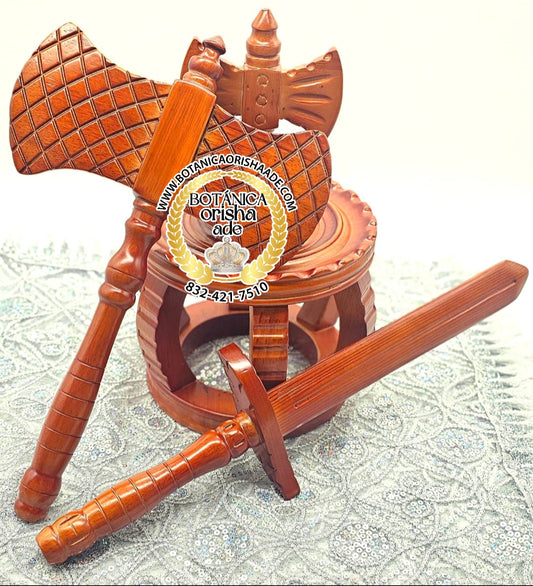 CORONA ACHA Y ESPADA DE MADERA CLARA